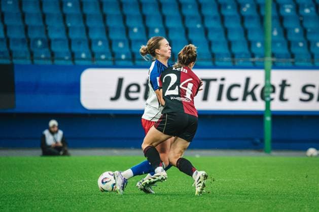 Google Pixel Womens Bundesliga Hamburger SV vs 1 FC Nürnberg, 09 11 2025 Annalena Wucher Hamburger SV, 15 and Nastassja Lein 1 FC Nürnberg, 24 bang together Soccer, Google Pixel Womens Bundesliga, 10 Matchday Hamburger SV vs 1 FC Nürnberg on 09 11 2025 at Volksparkstadion, Hamburg DFB DFL REGULATIONS PROHIBIT ANY USE OF PHOTOGRAPHS AS IMAGE SEQUENCES AND OR QUASI VIDEO Copyright: xBEAUTIFULxSPORTS Tonhäuserx