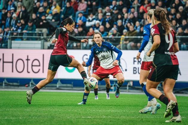 Google Pixel Frauen Bundesliga Hamburger SV vs 1 FC Nürnberg, 09 11 2025 Selma Li ina 1 FC Nürnberg, 17 is ahead of Lotta Wrede Hamburger SV, 32 on the ball Football, Google Pixel Frauen Bundesliga, 10 Matchday Hamburger SV vs 1 FC Nürnberg on 09 11 2025 at Volksparkstadion, Hamburg DFB DFL REGULATIONS PROHIBIT ANY USE OF PHOTOGRAPHS AS IMAGE SEQUENCES AND OR QUASI VIDEO Copyright: xBEAUTIFULxSPORTS Tonhäuserx