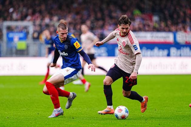 David Zec Holstein Kiel, 26 , Florent Muslija Fortuna Duesseldorf, 24 GER, Holstein Kiel vs Fortuna Duesseldorf, Football, 2 Bundesliga, Matchday 12, Season 2025 2026, 09 11 2025 DFL REGULATIONS PROHIBIT ANY USE OF PHOTOGRAPHS AS IMAGE SEQUENCES AND OR QUASI VIDEO GER, Holstein Kiel vs Fortuna Duesseldorf, Football, 2 Bundesliga, Matchday 12, Season 2025 2026, 09 11 2025 Kiel Copyright: xEibner-Pressefoto MarcelxvonxFehrnx EP_MFN