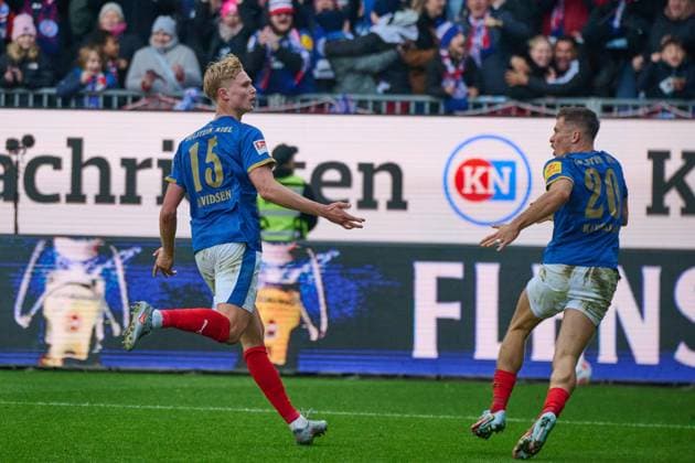 09 11 2025, Soccer, Men, 2 BL Bundesliga , Season 2025 2026, Holstein Kiel Fortuna Düsseldorf, Matchday 12 Goal celebration Kiel after the 1 0 by Kasper Davidsen He cheers together with Adrian Kapralik Kiel Holstein Stadion Schleswig Holstein Germany