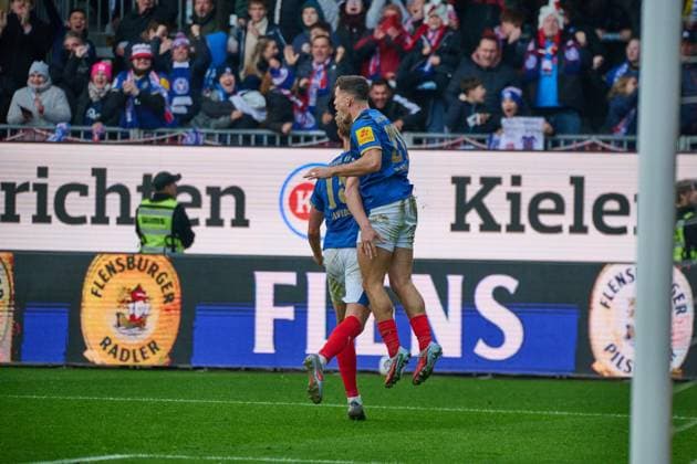 09 11 2025, Soccer, Men, 2 BL Bundesliga , Season 2025 2026, Holstein Kiel Fortuna Düsseldorf, Matchday 12 Goal celebration Kiel after the 1 0 by Kasper Davidsen He cheers together with Adrian Kapralik Kiel Holstein Stadion Schleswig Holstein Germany