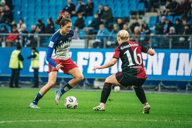 Google Pixel Frauen Bundesliga Hamburger SV vs 1 FC Nürnberg, 09 11 2025 Lotta Wrede Hamburger SV, 32 am Ball Fußball, Google Pixel Frauen Bundesliga, 10 Spieltag Hamburger SV vs 1 FC Nürnberg am 09 11 2025 im Volksparkstadion, Hamburg DFB DFL REGULATIONS PROHIBIT ANY USE OF PHOTOGRAPHS AS IMAGE SEQUENCES AND OR QUASI VIDEO Copyright: xBEAUTIFULxSPORTS Tonhäuserx