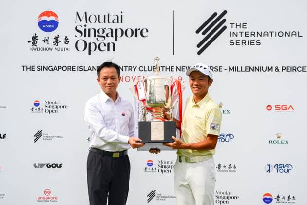 Moutai Singapore Open 2025 in Singapore Yosuke Asaji (R) of Japan, who became the first Japanese winner in nearly 50 years of the tournament, is presented with a trophy after winning the Moutai Singapore Open 2025 in Singapore on 9 November 2025. Singapore Singapore  Copyright: xMatrixxImages LimxSimonx
