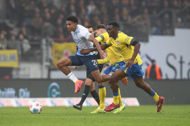 09 11 2025, xtgx, Soccer 2 Bundesliga, Eintracht Braunschweig VfL Bochum v l Francis Onyeka Bochum, 21 , Florian Flick Braunschweig , Patrick Nkoa Braunschweig duel, fight, tackle DFL DFB REGULATIONS PROHIBIT ANY USE OF PHOTOGRAPHS as IMAGE SEQUENCES and or QUASI VIDEO Braunschweig