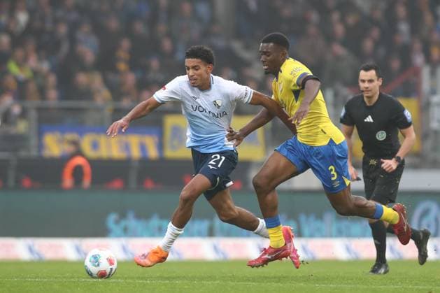 09 11 2025, xtgx, Fußball 2 Bundesliga, Eintracht Braunschweig VfL Bochum v l Francis Onyeka Bochum, 21 , Patrick Nkoa Braunschweig Zweikampf, Duell, Kampf, tackle DFL DFB REGULATIONS PROHIBIT ANY USE OF PHOTOGRAPHS as IMAGE SEQUENCES and or QUASI VIDEO Braunschweig