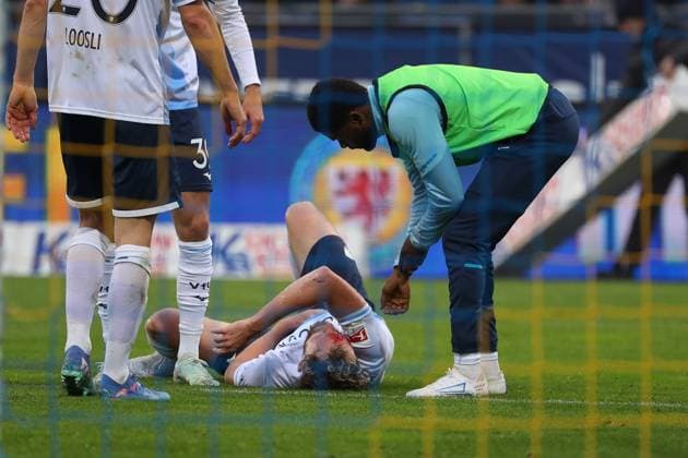 Braunschweig vs Bochum, 2 BL Braunschweig, 09 11 2025, FOOTBALL Eintracht Braunschweig vs VfL Bochum, 2 BL, Season 2025 26 Philipp Strompf VfL Bochum is on the ground and is being treated Braunschweig