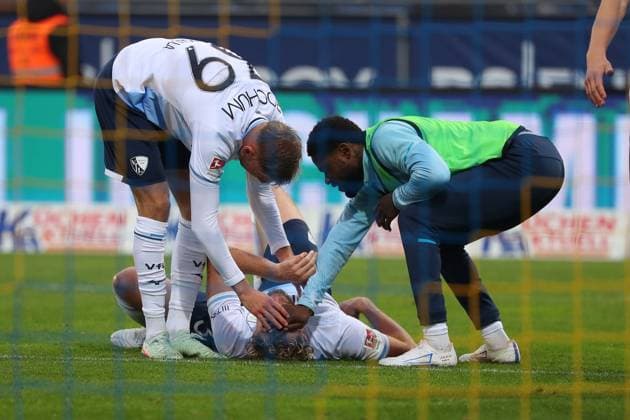 Braunschweig vs Bochum, 2 BL Braunschweig, 09 11 2025, FOOTBALL Eintracht Braunschweig vs VfL Bochum, 2 BL, Season 2025 26 Philipp Strompf VfL Bochum is on the ground and is being treated Braunschweig