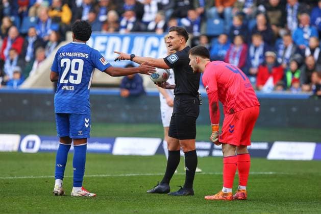 Magdeburg, Saxony-Anhalt, Germany, 09 11 2025 Avnet Arena 12 Matchday, Season 2025 26, 2 Soccer Bundesliga 1 FC Magdeburg SC Paderborn Rayan Ghrieb 29, 1 FC Magdeburg discusses with referee Felix Prigan Dennis Seimen 41, SC Paderborn 07 stands to the right Copyright: xdtsxNachrichtenagenturx dts_92836