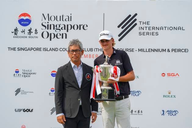 Moutai Singapore Open 2025 in Singapore Harry Takis poses with Singapore Golf AssociationÕs Ivan Chua (L) and his trophy after winning the Singapore Open Amateur Championship in the Moutai Singapore Open 2025 in Singapore on 9 November 2025. Singapore Singapore  Copyright: xMatrixxImages LimxSimonx