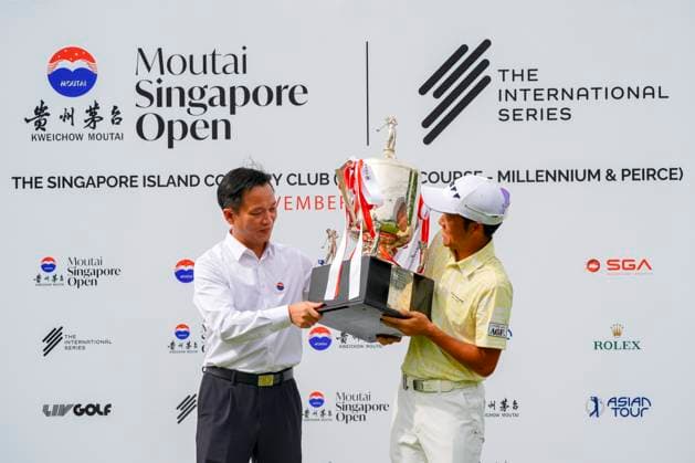 Moutai Singapore Open 2025 in Singapore Yosuke Asaji (R) of Japan, who became the first Japanese winner in nearly 50 years of the tournament, is presented with a trophy after winning the Moutai Singapore Open 2025 in Singapore on 9 November 2025. Singapore Singapore  Copyright: xMatrixxImages LimxSimonx