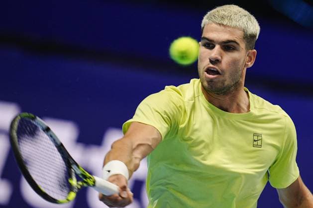 Spain s Carlos Alcaraz returns the ball to Australia s Alex de Minaur during the singles tennis match of the ATP, Tennis Herren World Tour Finals at the Inalpi Arena in Turin, Italy - Sunday, Nov. 9, 2025. - .  Copyright: xMarcoxAlpozzi LaPressex