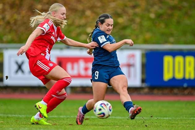 v li Luzie Zähringer Zaehringer, FCB, 5 Pija Reininger Sand, 9 in duel, duel, tackle, dynamic, action, action, 09 11 2025, Aschheim Germany , Football,2 Women Bundesliga, FC Bayern München II SC Sand, DFB DFL REGULATIONS PROHIBIT ANY USE OF PHOTOGRAPHS AS IMAGE SEQUENCES AND OR QUASI VIDEO xslx