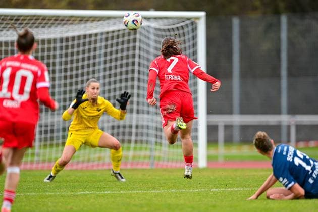 from left Jule Baum goalkeeper, Sand, 1 Elira Terakaj FCB, 7 heads on and over the goal, 09 11 2025, Aschheim Germany , Soccer,2 Women Bundesliga, FC Bayern München II SC Sand, DFB DFL REGULATIONS PROHIBIT ANY USE OF PHOTOGRAPHS AS IMAGE SEQUENCES AND OR QUASI VIDEO xslx
