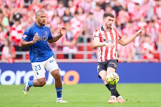 November 9, 2025, Bilbao, Vizcaya, SPAIN: Salomon Rondon of Real Oviedo competes for the ball with Aymeric Laporte of Athletic Club during the LaLiga EA Sports match between Athletic Club and Real Oviedo at San Mames on November 9, 2025, in Bilbao, Spain. Bilbao SPAIN - ZUMAa181 20251109_zaa_a181_082 Copyright: xRicardoxLarreinax