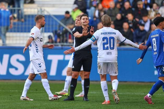Magdeburg, Saxony-Anhalt, Germany, 09 11 2025 Avnet Arena 12 Matchday, Season 2025 26, 2 Soccer Bundesliga 1 FC Magdeburg SC Paderborn Paderborn players, including Felix Götze 20, SC Paderborn 07 , discuss with referee Felix Prigan Copyright: xdtsxNachrichtenagenturx dts_92840