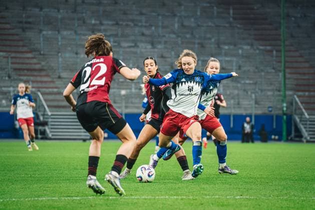 Google Pixel Frauen Bundesliga Hamburger SV vs 1 FC Nürnberg, 09 11 2025 Melanie Brunnthaler Hamburger SV, 11 am Ball Fußball, Google Pixel Frauen Bundesliga, 10 Spieltag Hamburger SV vs 1 FC Nürnberg am 09 11 2025 im Volksparkstadion, Hamburg DFB DFL REGULATIONS PROHIBIT ANY USE OF PHOTOGRAPHS AS IMAGE SEQUENCES AND OR QUASI VIDEO Copyright: xBEAUTIFULxSPORTS Tonhäuserx