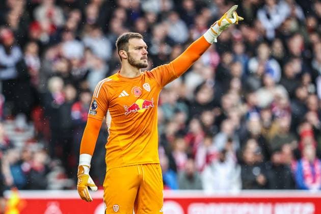 Premier League Nottingham Forest v Leeds United Leeds United goalkeeper Lucas Perri gives his team instructions during the Premier League match Nottingham Forest vs Leeds United at City Ground, Nottingham, United Kingdom, 9th November 2025 (Photo by Alfie Cosgrove News Images) Nottingham City Ground Nottinghamshire United Kingdom Copyright: xAlfiexCosgrove NewsxImagesx
