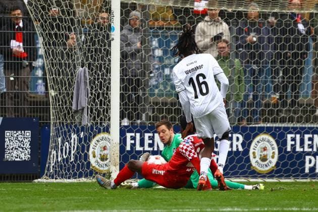 Soccer I Men I Season 2025 2026 I Regionalliga Nord I 18 Matchday I Eintracht Norderstedt Altona 93 I 09 11 2025 Dennis Lohmann 1, Altona 93 Ezra Ampofo 29, FC Eintracht Norderstedt Alaka Rodrigue Wenakor 16, Altona 93 Norderstedt Edmund Plambeck Stadion Schleswig Holstein Germany Copyright: xLobeca RalfxHomburgx