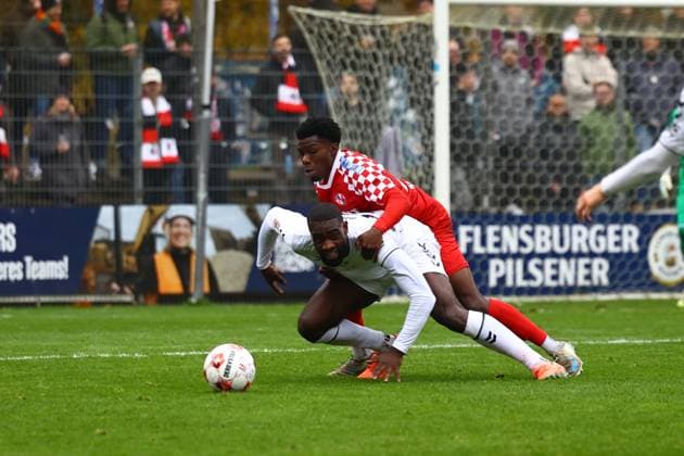 Soccer I Men I Season 2025 2026 I Regionalliga Nord I 18 Matchday I Eintracht Norderstedt Altona 93 I 09 11 2025 Gideon Baur 23, Altona 93 Ezra Ampofo 29, FC Eintracht Norderstedt Norderstedt Edmund Plambeck Stadion Schleswig Holstein Germany Copyright: xLobeca RalfxHomburgx