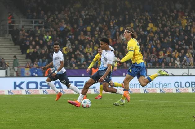 09 11 2025, xtgx, Fussball 2 Bundesliga, Eintracht Braunschweig VfL Bochum v l Francis Onyeka Bochum, 21 schiesst Tor, schießt, Torschuetze, erzielt Tor, Treffer, scores the goal 0 2 DFL DFB REGULATIONS PROHIBIT ANY USE OF PHOTOGRAPHS as IMAGE SEQUENCES and or QUASI VIDEO Braunschweig