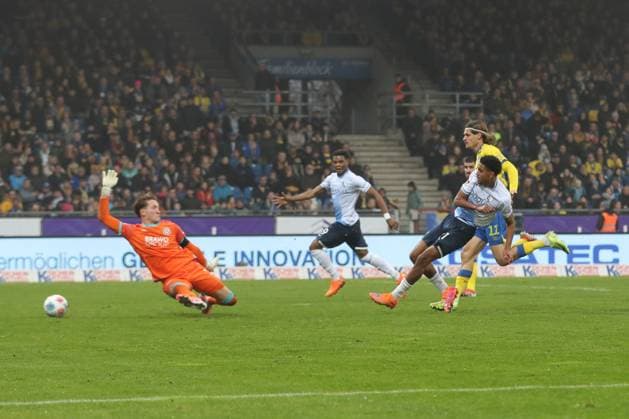 09 11 2025, xtgx, Fussball 2 Bundesliga, Eintracht Braunschweig VfL Bochum v l Francis Onyeka Bochum, 21 schiesst Tor, schießt, Torschuetze, erzielt Tor, Treffer, scores the goal 0 2 DFL DFB REGULATIONS PROHIBIT ANY USE OF PHOTOGRAPHS as IMAGE SEQUENCES and or QUASI VIDEO Braunschweig