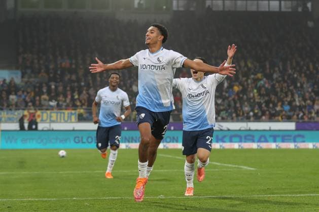 09 11 2025, xtgx, Soccer 2 Bundesliga, Eintracht Braunschweig VfL Bochum v l Francis Onyeka Bochum, 21 Jubel, Torjubel, jubelt ueber das Tor, celebrate the goal, celebration DFL DFB REGULATIONS PROHIBIT ANY USE OF PHOTOGRAPHS as IMAGE SEQUENCES and or QUASI VIDEO Braunschweig