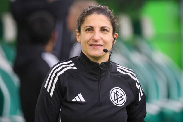 Wolfsburg, Deutschland 08. November 2025: 1. BL - Frauen - 2025 2026 - VfL Wolfsburg vs. Eintracht Frankfurt Im Bild: Schiedsrichterin Riem Hussein (Deutschland) DFB regulations prohibit any use of photographs as image sequences and or quasi-video Volkswagen Arena Niedersachsen *** Wolfsburg, Germany 08 November 2025 1 BL Women 2025 2026 VfL Wolfsburg vs Eintracht Frankfurt In picture Referee Riem Hussein Germany DFB regulations prohibit any use of photographs as image sequences and or quasi video Volkswagen Arena Niedersachsen Copyright: xFotostandx xFantinix