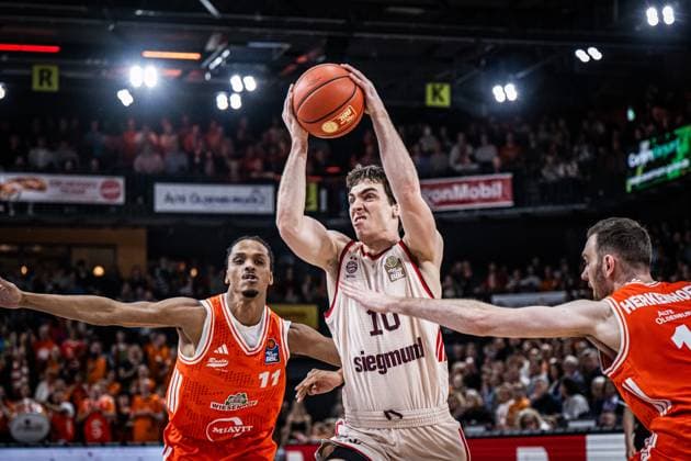 1 Basketball Bundesliga, easyCredit BBL, Season 2025 2026, Men, Main Round, Matchday 7, 09 11 2025, RASTA Vechta FC Bayern München Basketball Justinian Jessup 10 FC Bayern München Basketball in action Vechta RASTA Dome Lower Saxony Germany
