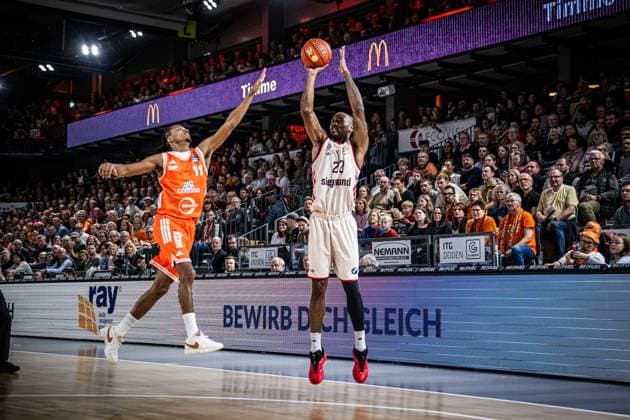 1 Basketball Bundesliga, easyCredit BBL, Season 2025 2026, Men, Main Round, 7 Matchday, 09 11 2025, RASTA Vechta FC Bayern Munich Basketball Isiaha Mike 22 FC Bayern Munich Basketball at Jumpshot Vechta RASTA Dome Lower Saxony Germany