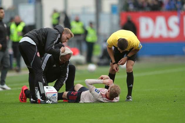 Photo Tim Breithaupt Fortuna injured on the ground after a foul Soccer 2 Bundesliga , Matchday 12 on Sun 09 11 2025 Holstein Kiel Fortuna Düsseldorf