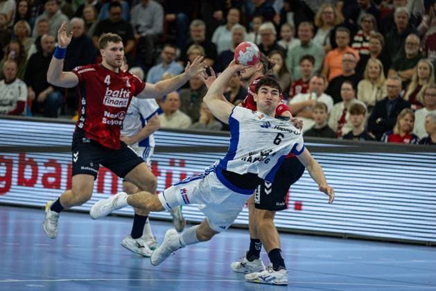 DAIKIN HBL SG Flensburg Handewitt vs Handball Sport Verein Hamburg 09 11 25 Elias Kofler Nr 06, Handball Sportverein Hamburg in attack against Kent Robin Tønnesen Nr 23, SG Flensburg Handewitt DAIKIN HBL SG Flensburg Handewitt vs Handball Sport Verein Hamburg, GP JOULE Arena on 09 11 25 Copyright: xBEAUTIFULxSPORTS MarioxM.xKobergx