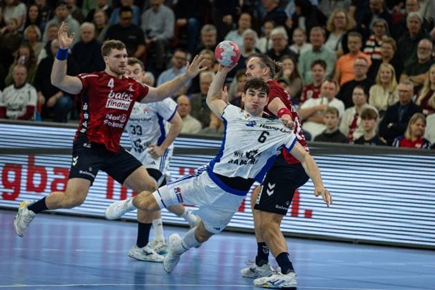 DAIKIN HBL SG Flensburg Handewitt vs Handball Sport Verein Hamburg 09 11 25 Elias Kofler Nr 06, Handball Sportverein Hamburg in attack against Kent Robin Tønnesen Nr 23, SG Flensburg Handewitt DAIKIN HBL SG Flensburg Handewitt vs Handball Sport Verein Hamburg, GP JOULE Arena on 09 11 25 Copyright: xBEAUTIFULxSPORTS MarioxM.xKobergx