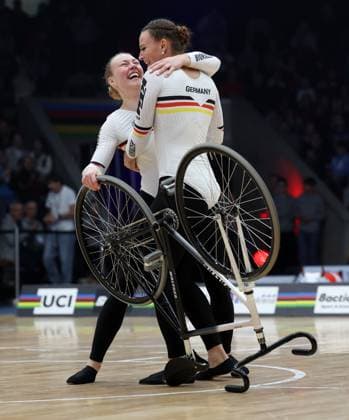 BAU 09 11 2025 Göppingen Artistic Cycling UCI Indoor Cycling World Championships 2025, womens 2-man world champions, from left Henny Kirst GER and Antonia Bärk GER celebrate