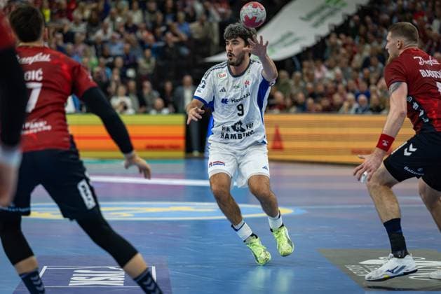 DAIKIN HBL SG Flensburg Handewitt vs Handball Sport Verein Hamburg 09 11 25 Jacob Lassen Nr 09, Handball Sportverein Hamburg in attack DAIKIN HBL SG Flensburg Handewitt vs Handball Sport Verein Hamburg, GP JOULE Arena on 09 11 25 Copyright: xBEAUTIFULxSPORTS MarioxM.xKobergx
