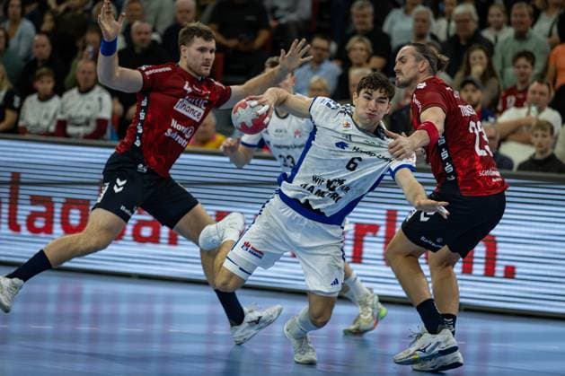 DAIKIN HBL SG Flensburg Handewitt vs Handball Sport Verein Hamburg 09 11 25 Elias Kofler Nr 06, Handball Sportverein Hamburg in attack against Kent Robin Tønnesen Nr 23, SG Flensburg Handewitt DAIKIN HBL SG Flensburg Handewitt vs Handball Sport Verein Hamburg, GP JOULE Arena on 09 11 25 Copyright: xBEAUTIFULxSPORTS MarioxM.xKobergx