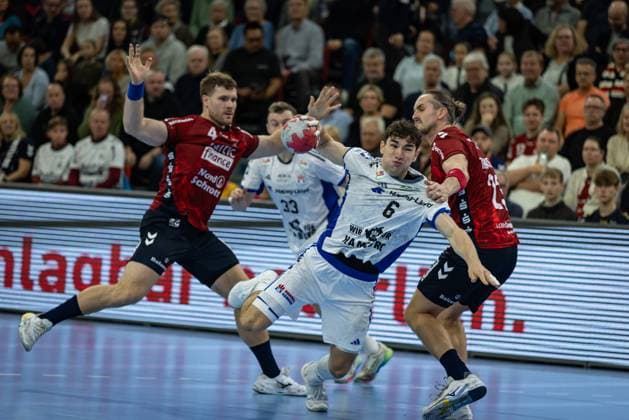 DAIKIN HBL SG Flensburg Handewitt vs Handball Sport Verein Hamburg 09 11 25 Elias Kofler Nr 06, Handball Sportverein Hamburg in attack against Kent Robin Tønnesen Nr 23, SG Flensburg Handewitt DAIKIN HBL SG Flensburg Handewitt vs Handball Sport Verein Hamburg, GP JOULE Arena on 09 11 25 Copyright: xBEAUTIFULxSPORTS MarioxM.xKobergx