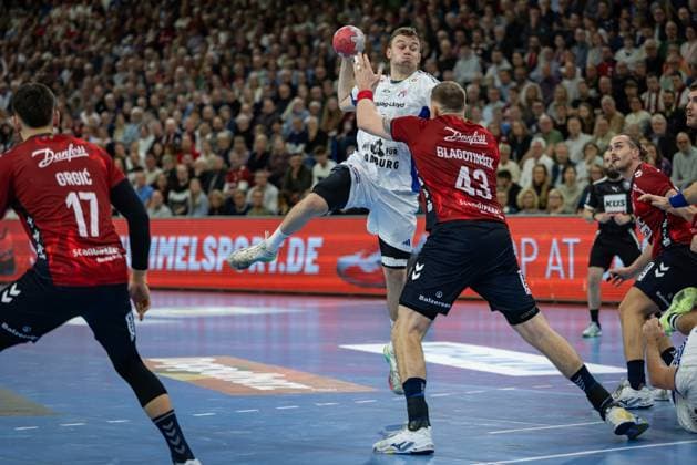 DAIKIN HBL SG Flensburg Handewitt vs Handball Sport Verein Hamburg 09 11 25 Moritz Sauter Nr 33, Handball Sportverein Hamburg vs Blaz Blagotinsek Nr 43, SG Flensburg Handewitt DAIKIN HBL SG Flensburg Handewitt vs Handball Sport Verein Hamburg, GP JOULE Arena on 09 11 25 Copyright: xBEAUTIFULxSPORTS MarioxM.xKobergx
