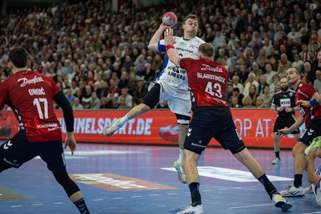 DAIKIN HBL SG Flensburg Handewitt vs Handball Sport Verein Hamburg 09 11 25 Moritz Sauter Nr 33, Handball Sportverein Hamburg vs Blaz Blagotinsek Nr 43, SG Flensburg Handewitt DAIKIN HBL SG Flensburg Handewitt vs Handball Sport Verein Hamburg, GP JOULE Arena on 09 11 25 Copyright: xBEAUTIFULxSPORTS MarioxM.xKobergx