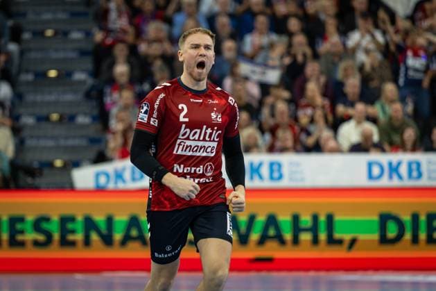 DAIKIN HBL SG Flensburg Handewitt vs. Handball Sport Verein Hamburg 09 11 25 Cheers for Simon Pytlick No 02, SG Flensburg Handewitt DAIKIN HBL SG Flensburg Handewitt vs. Handball Sport Verein Hamburg, GP JOULE Arena on 09 11 25 Copyright: xBEAUTIFULxSPORTS MarioxM.xKobergx