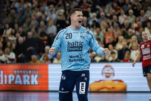 DAIKIN HBL SG Flensburg Handewitt vs. Handball Sport Verein Hamburg 09 11 25 Joyful celebration for Kevin Møller No 20, SG Flensburg Handewitt DAIKIN HBL SG Flensburg Handewitt vs. Handball Sport Verein Hamburg, GP JOULE Arena on 09 11 25 Copyright: xBEAUTIFULxSPORTS MarioxM.xKobergx