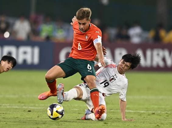 Portugal v Japan: Group B - FIFA U-17 World Cup Qatar 2025 Takeshi Wada (R) of Japan and Rafael Quintas of Portugal in action during the FIFA U-17 World Cup Qatar 2025 Group B match between Portugal and Japan in Doha, Qatar, on November 9, 2025. DOHA Qatar Copyright: xNOUSHADxTHEKKAYILx