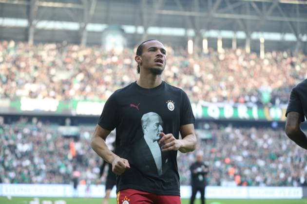 Kocaelispor v Galatasaray - Turkish Super Lig KOCAELI, TURKIYE - NOVEMBER 9: Leroy Sane of Galatasaray, wearing T-shirts bearing the a portrait of Turkish Republic s Founder Mustafa Kemal Ataturk, to mark the 87th anniversary of the passing of the Ataturk, warms up ahead of the Turkish Super Lig week 12 football match between Kocaelispor and Galatasaray at Kocaeli Stadium, Turkiye on November 9, 2025. Ugur Subasi Anadolu Kocaeli Turkey. Editorial use only. Please get in touch for any other usage.  Copyright: x2025xAnadoluxUgurxSubasix