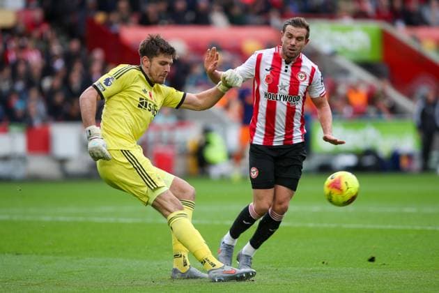 Nick Pope of Newcastle United is challenged by Jordan Henderson of Brentford Brentford v Newcastle United, Football, Premier League, The Gtech Community Stadium, London, UK, 09 11 25 EDITORIAL USE ONLY No use with unauthorised audio, video, data, fixture lists (outside the EU), club league logos or live services. Online in-match use limited to 45 images (+15 in extra time). No use to emulate moving images. No use in betting, games or  Copyright: xAnthonyxHanc Shutterstockx 15726224g