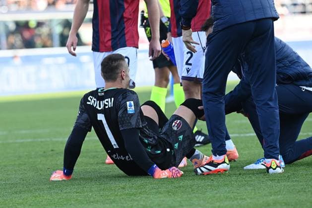 Lukasz Skorupski (Bologna Fc) injury during Bologna FC vs SSC Napoli, Italian soccer Serie A match in Bologna, Italy, November 09 2025  Copyright: xGianlucaxRicci IPAxSportx xipa-agency.netx xx IPA_67743570 IPA_Agency_IPA67743570