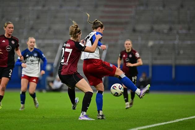 Soccer I Women I Season 2025 2026 I Bundesliga I 10 Matchday I Hamburger SV 1 FC Nürnberg I 09 11 2025 Beatrix Fördös 27, 1 FC Nürnberg Christin Martina Ingrid Meyer 16, Hamburger SV Hamburg Volkspark, Volksparkstadion, Stadion, Volkspark Stadion Hamburg Germany Copyright: xLobeca FelixxSchlikisx