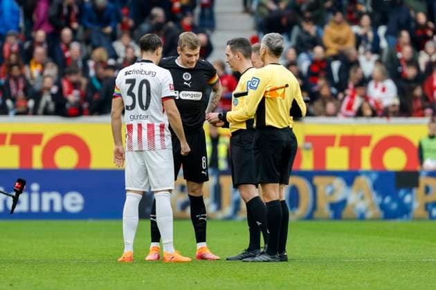 Place selection, Christian Günter, Gunter SC Freiburg, 30 , Eric Smith FC St Pauli, 08 and referee Benjamin Brand , Germany, Football, 1 Bundesliga, Matchday 10, 2025 2026, SC Freiburg vs FC St Pauli, 09 11 2025, Europa Park Stadion, Freiburg im Breisgau, Germany Freiburg im Breisgau Europa Park Stadion Baden Württemberg Germany Copyright: xGrantxHubbsx