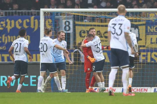 09 11 2025, xtgx, Soccer 2 Bundesliga, Eintracht Braunschweig VfL Bochum v l Timo Horn Bochum, 1 holds penalty against Sebastian Polter Braunschweig, 17 parade, holds the ball, catches the ball, parries DFL DFB REGULATIONS PROHIBIT ANY USE OF PHOTOGRAPHS as IMAGE SEQUENCES and or QUASI VIDEO Braunschweig