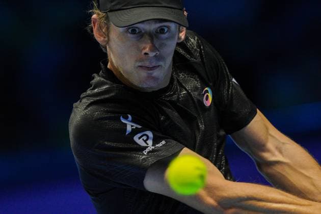 Australia s Alex de Minaur returns the ball to Spain s Carlos Alcaraz during the singles tennis match of the ATP, Tennis Herren World Tour Finals at the Inalpi Arena in Turin, Italy - Sunday, Nov. 9, 2025. - .  Copyright: xMarcoxAlpozzi LaPressex