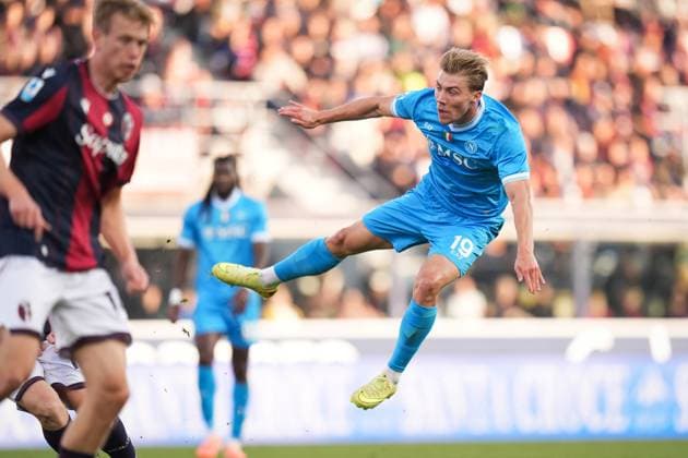 NapoliÕs Rasmus Hojlund fights for the ball with Bologna s Torbjorn Heggem during the Serie A soccer match between Bologna and Napoli at the Renato DallÕAra Stadium in Bologna, north Italy - Sunday, November 9, 2025 -  Copyright: xMassimoxPaolone LaPressex