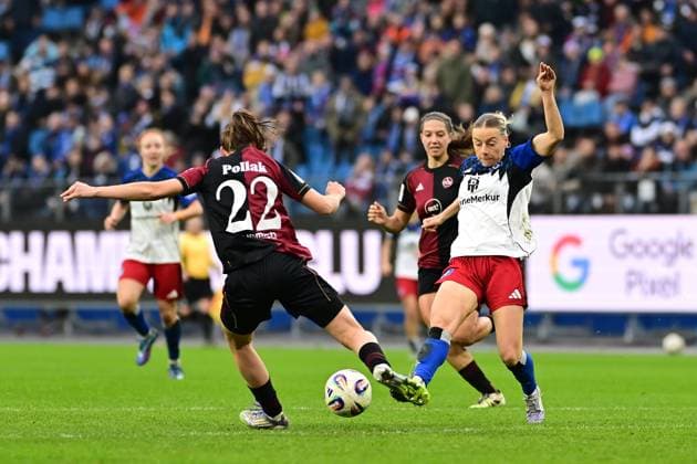 Soccer I Women I Season 2025 2026 I Bundesliga I 10 Matchday I Hamburger SV 1 FC Nürnberg I 09 11 2025 Julia Pollak 22, 1 FC Nürnberg Sophie Hillebrand 22, Hamburger SV Hamburg Volkspark, Volksparkstadion, Stadion, Volkspark Stadion Hamburg Germany Copyright: xLobeca FelixxSchlikisx
